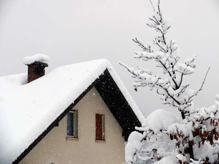 Kje v Sloveniji je danes zapadlo največ snega (TABELA)