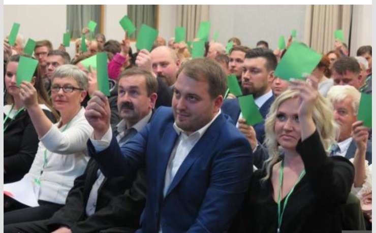 Andrej Čuš je od očeta prevzel vodenje Zelenih Slovenije, danes pa se bo na sodišču soočil s SDS