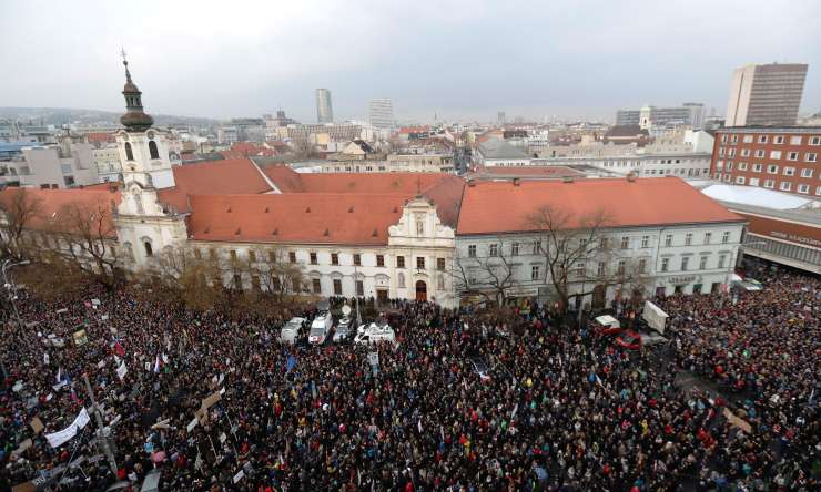 Slovakom odstop Fica ni dovolj: deset tisoči protestnikov za predčasne volitve