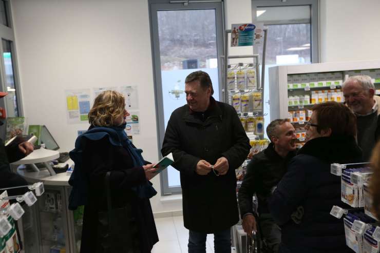 Janković ob otvoritvi lekarne v Grosupljem novinarki Reporterja: »A jaz moram tole tu prenašati…?« (FOTO)