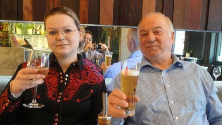 Britanska policija naj bi identificirala Ruse, ki so zastrupili Sergeja in Julijo Skripala