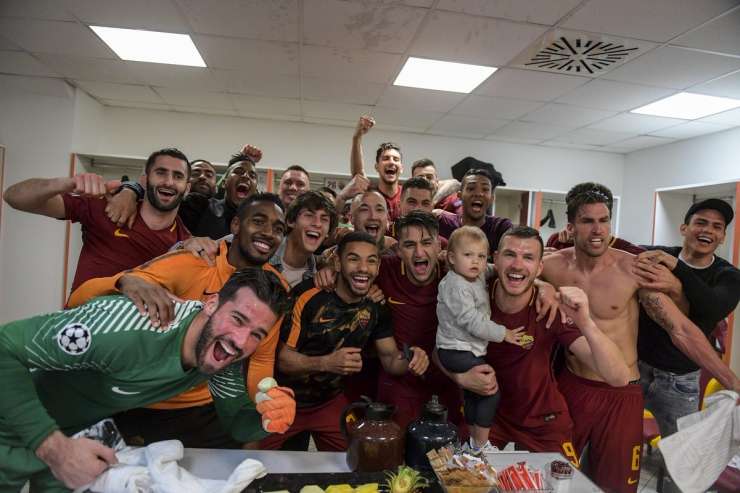 Rim je eksplodiral: nogometaši in navijači noreli po zmagi nad Barcelono! (VIDEO)