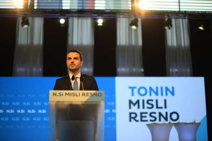 Matej Tonin izvoljen za novega predsednika NSi: od 372 delegatov je zanj glasovalo 345