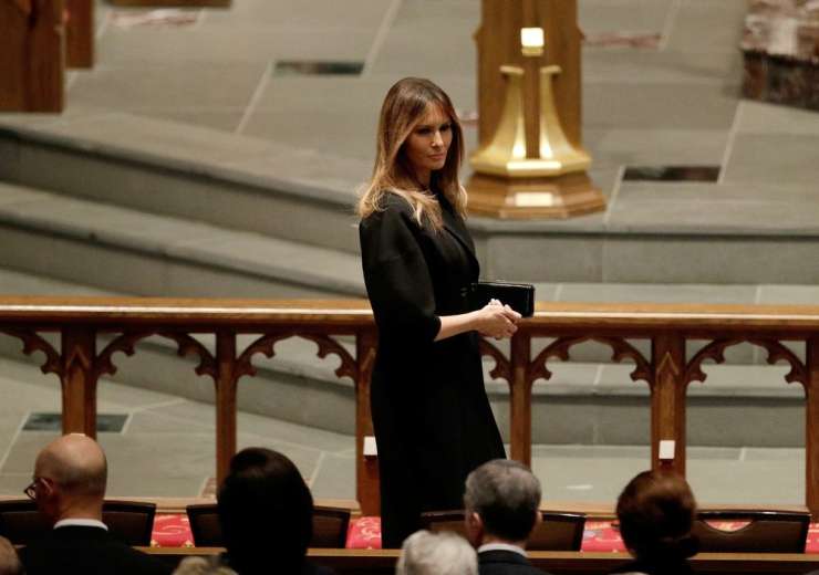 Melania na pogrebu bivše prve dame zastopala Belo hišo in Trumpa