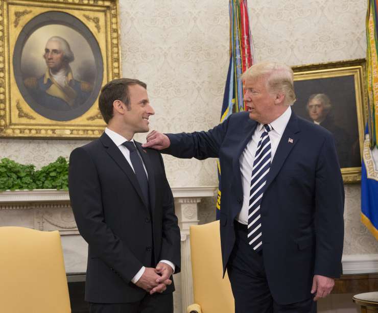 Trump "popolnemu" Macronu: Prhljaj imaš, naj ti pomagam (FOTO in VIDEO)