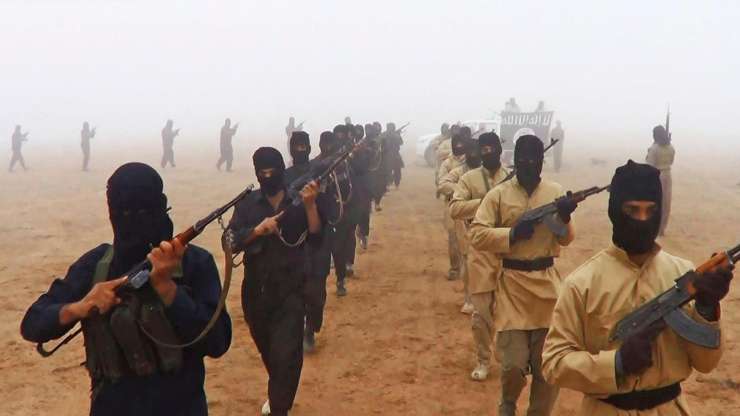 Pariz prepričuje Iračane, naj sodijo v Siriji zaprtim tujim džihadistom: Irak je doslej na smrt obsodil več sto borcev IS