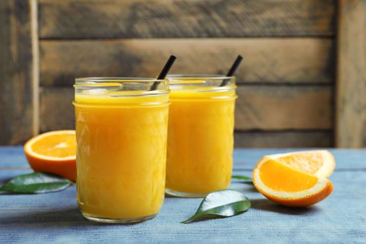Pandemija koronavirusa občutno draži pomarančni sok