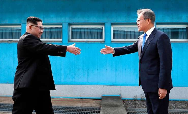 Po neuspešnem srečanju s Trumpom Kim Jong-un omejuje stike z južno sosedo