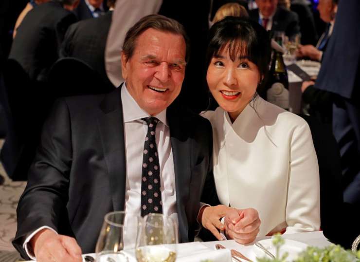 Bivši nemški kancler Schröder naj bi se na skrivaj poročil