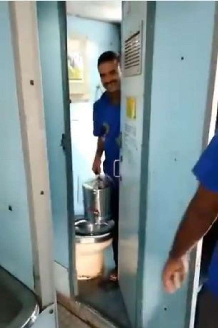 Indijci zgroženi ob posnetku prodajalca čaja, ki je vodo zajel na stranišču (VIDEO)