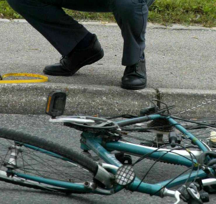 Nenavadna smrt v Prekmurju: kolesar na dvorišču padel s kolesa in umrl