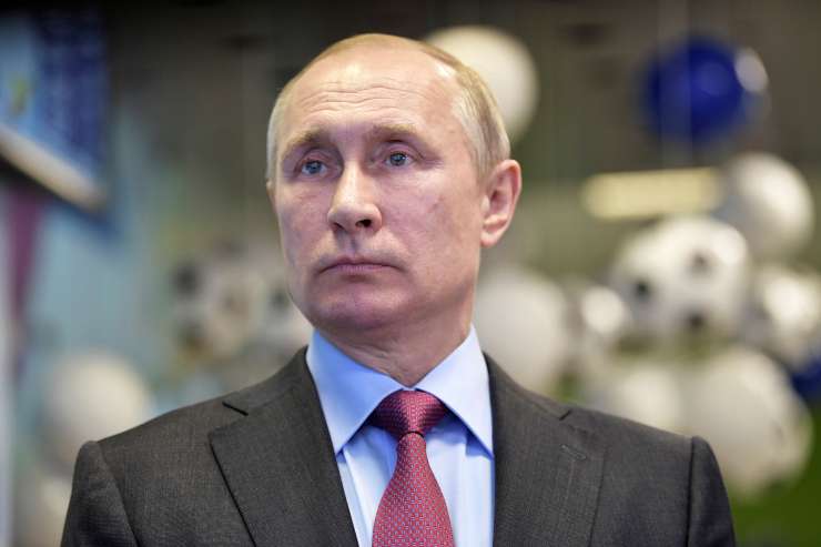 Ukrajina je uvedla vojno stanje in Putin je "resno zaskrbljen"
