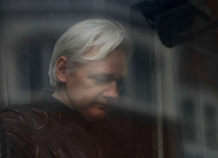Assange po šestih mesecih spet v javnosti, na sodišču je deloval zmedeno