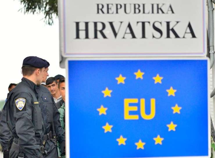 Hrvaški policisti s strelom huje ranili migranta v Gorskem kotarju