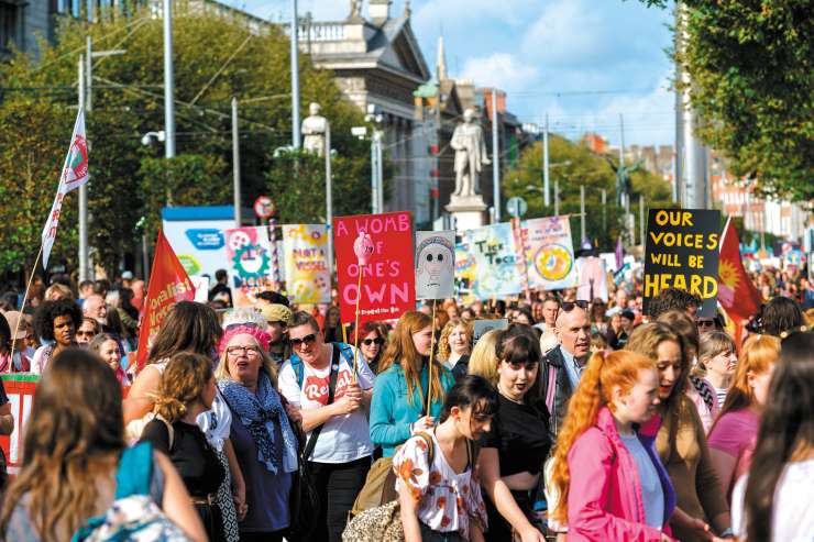Irci na referendumu odločajo o zakonodaji o splavu