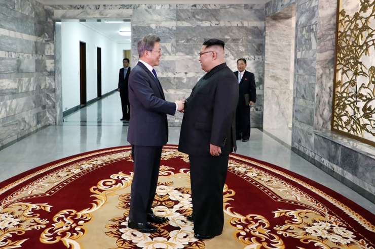 Kim in Moon presenetila z nenapovedanim srečanjem na meji