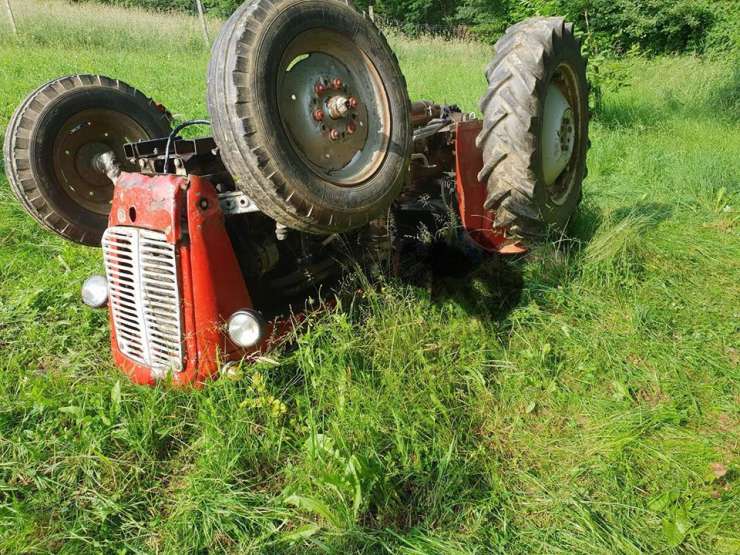 Traktor se je prevračal po bregu, traktorist je obležal v jarku