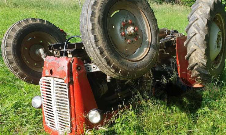 Tragedija pri Slovenski Bistrici: prevrnjen traktor zmečkal 70-letnega Mariborčana, našli so ga šele naslednji dan