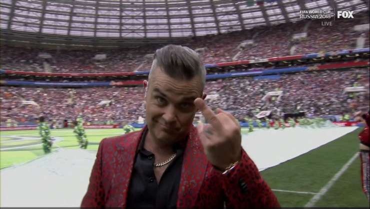 Zaradi kazanja sredinca v televizijsko kamero bo Robbie Williams plačal kazen 42 funtov