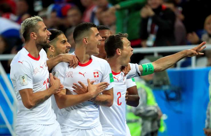 Absurd: Albanci zbirajo denar za kazen švicarskih nogometašev milijonarjev