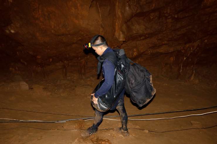 Tragedija med reševanjem tajskih dečkov: v jami umrl izkušen potapljač