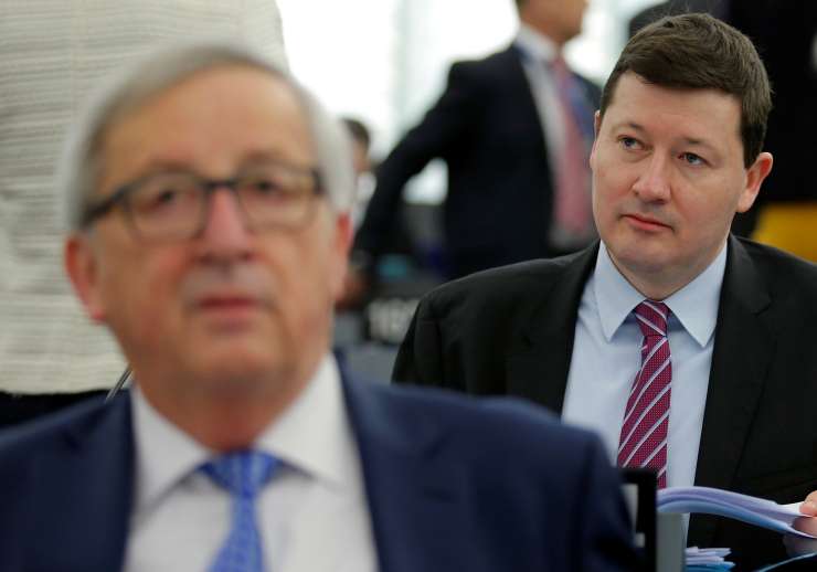 Junckerjev varovanec Selmayr je napovedal slovo od Bruslja