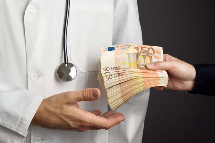 Provizije pri dveh milijardah evrov: korupcijska past za dobavitelje in zdravnike (KOMENTAR)