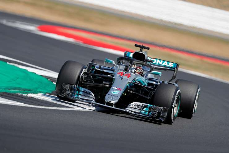 Mercedes na prvi dirki formule 1 s črnimi bolidi proti rasizmu