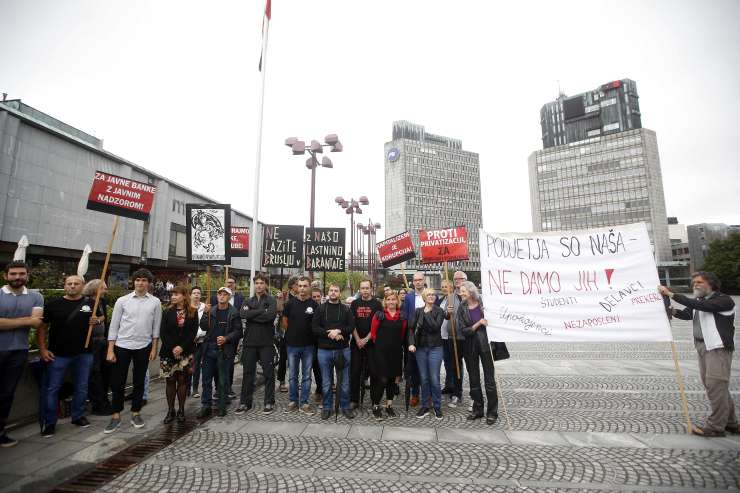 Kaj so pred DZ počeli Kordiš, Štrukelj in žerjavisti? Protestirali proti prodaji NLB, jasno. (FOTO)