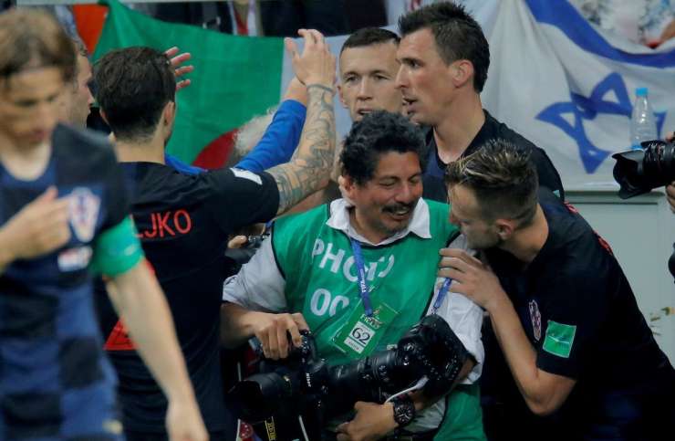 Fotograf, ki so ga pomendrali hrvaki nogometaši, je na Hrvaškem prava zvezda