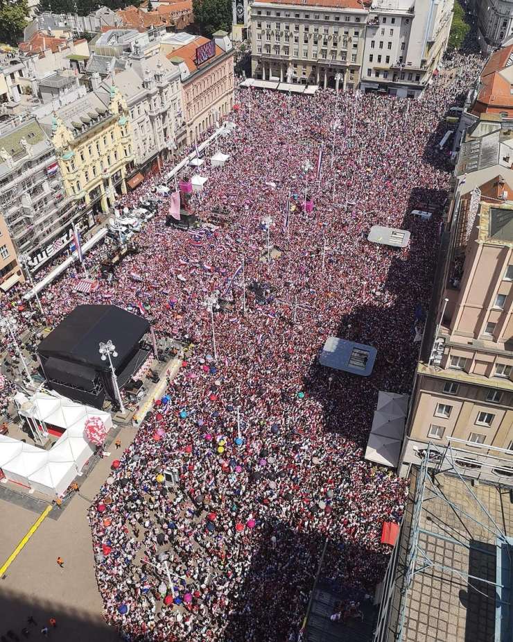 Hrvaška česa takega še ni videla: Modrića in druščino v Zagrebu pozdravilo pol milijona ljudi (VIDEO)