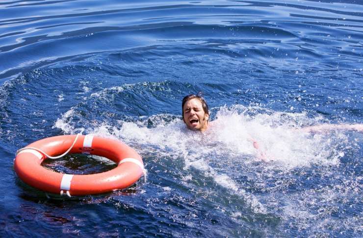 Pijani Poljaki gredo plavat in se utopijo: od aprila že skoraj 250 žrtev utopitve