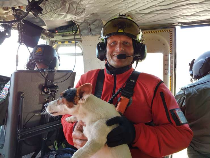 Pri Bohinju so s helikopterjem rešili planinca in njegovega psa, ki sta se zaplezala