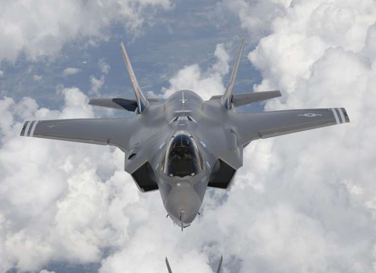 Pentagon je bil prisiljen prizemljiti celotno floto super dragih letal F-35