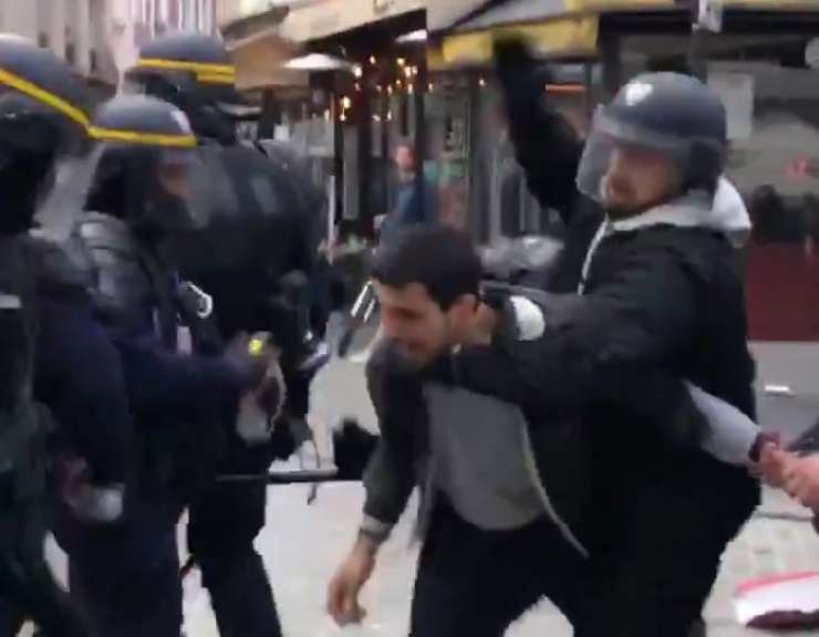 Macronov varnostnik, ki je tepel protestnike, se brani, da je ravnal refleksno