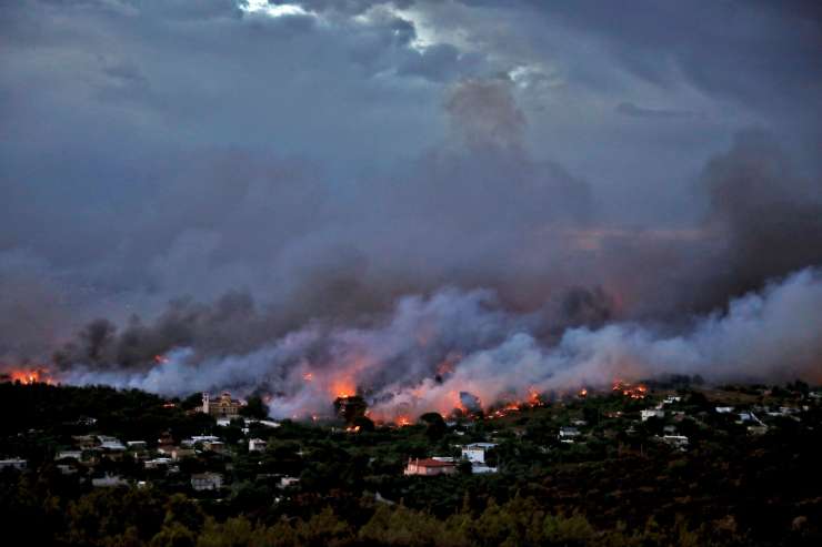 Zaradi smrtonosnega požara, ki je terjal 100 življenj, v Grčiji obtožili 20 ljudi