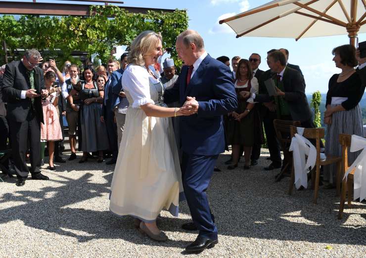 Putin na poroko pripeljal kozake in plesal z nevesto, avstrijsko zunanjo ministrico (FOTO)