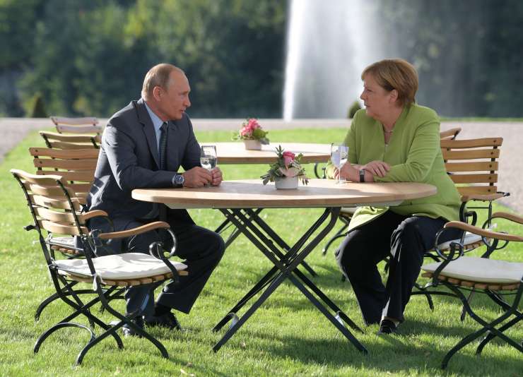 Merklova in Putin tri ure o Siriji in Ukrajini