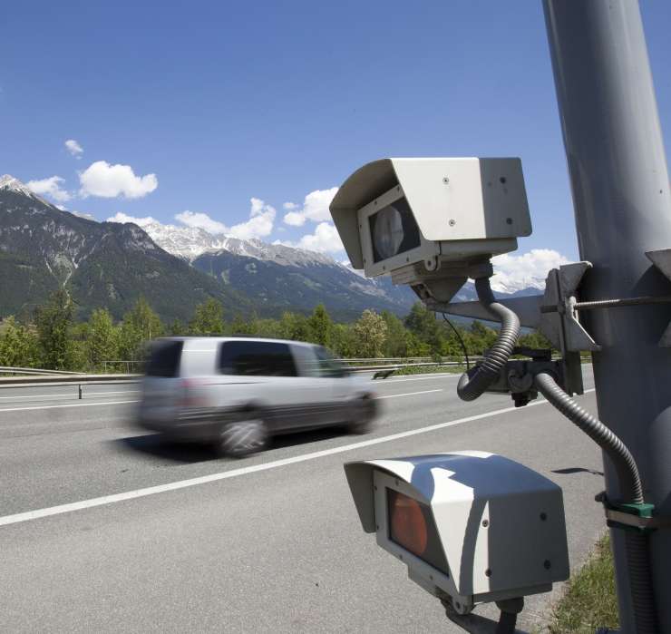 Cesta besa: radar v italijanski vasi v dveh tednih ujel kar 58.000 prehitrih voznikov