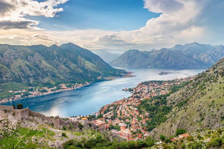 Turistične horde ogrožajo nič več "skriti biser" Kotor