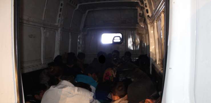 Hrvaški policisti mastno služijo s tihotapljenjem migrantov v Slovenijo: policist v kombiju prevažal 18 Pakistancev