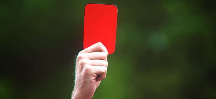 Rdeč karton za kašljanje v smeri sodnika ali tekmeca