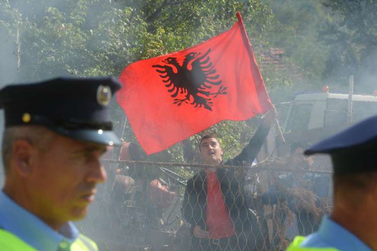 Na Kosovu vre, Srbi postavljajo barikade, poka tudi orožje