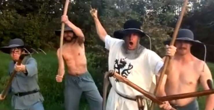 Takšnega Andreja Šiška še niste videli: Z mečem in ščitom skače po polju in kriči "Kramola!" (VIDEO)