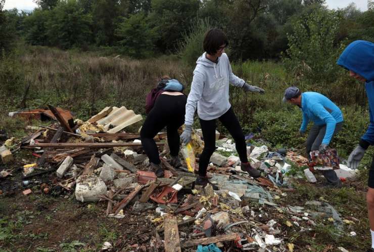 Očistimo Slovenijo: sredi travnika odvrženi kavč in stoli (FOTO)