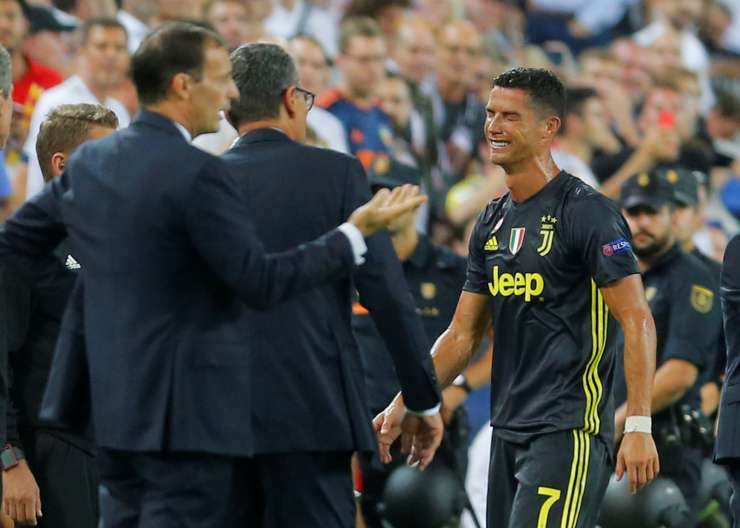 Ronaldo po rdečem kartonu v solzah zapustil zelenico