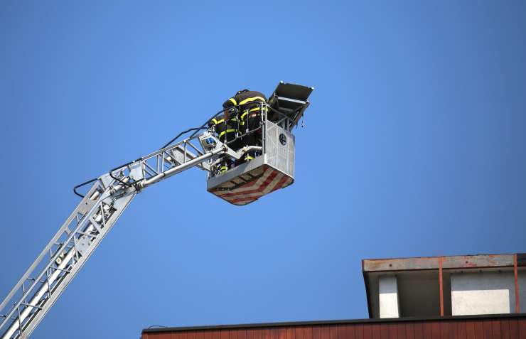 Enoletni vnuk je babico zaklenil na balkon, reševati so jo morali gasilci