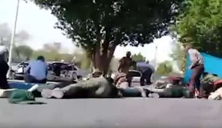 V terorističnem napadu na vojaško parado v Iranu ubitih na desetine ljudi, odgovornost prevzela IS (VIDEO)