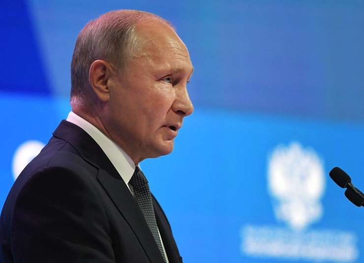 Putin v stiku z okuženo osebo iz "ožjega kroga"