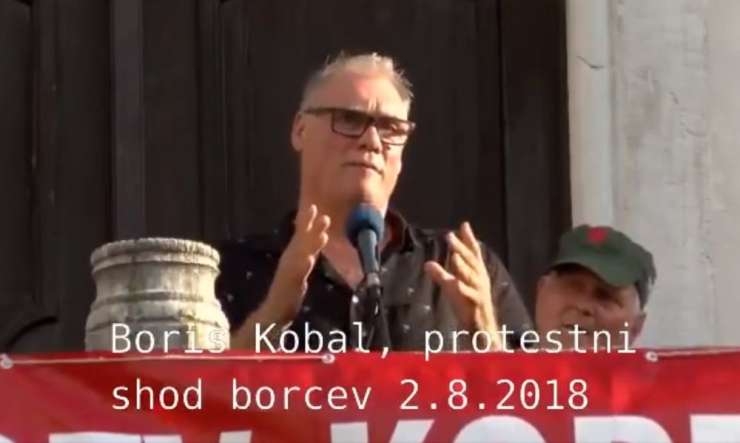 Tako je razkrinkani plagiator Boris Kobal na borčevskem mitingu razjarjen grmel proti Dežmanu in Možini (VIDEO)